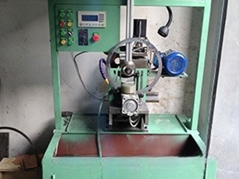 Všestranný CNC frézovací a srážecí stroj na kroužky